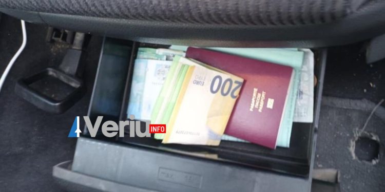 Arrestohet zyrtari i Qendrës së Paraburgimit në Mitrovicë për marrje ryshfeti, 1300 euro të ryshfetit i gjenden në veturë (Foto nga aksioni)