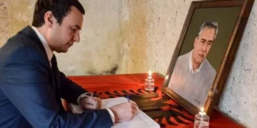 “Zhdukja e tij është është krim i pazbardhur i Serbisë” – Kurti e përkujton Ukshin Hotin