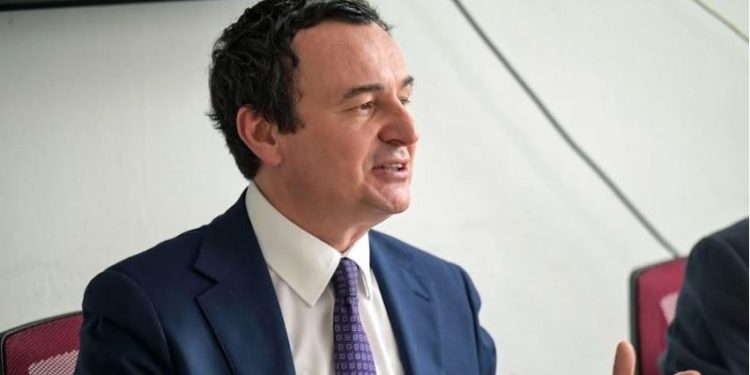 Në kohën e ikjes masive të qytetarëve, Kurti del më një video nga vetura: Rruga jonë është rrugë për kthimin e mërgatës