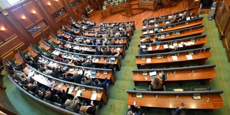 Opozita e kritikon pozitën se po e “fsheh në sirtarë” Projektligjin për Pagën Minimale