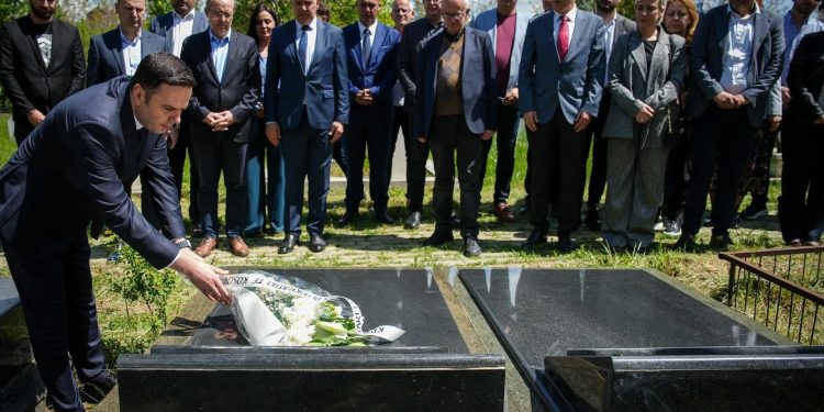 LDK-ja bën homazhe të varri i Aganit, Hoti: Profesorët s’vdesin kurrë, ata lënë pas nxënësit