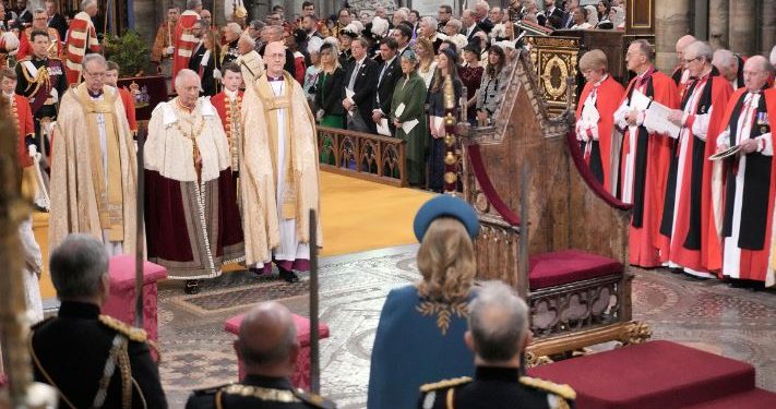 Mbreti Charles III bën betimin e kurorëzimit