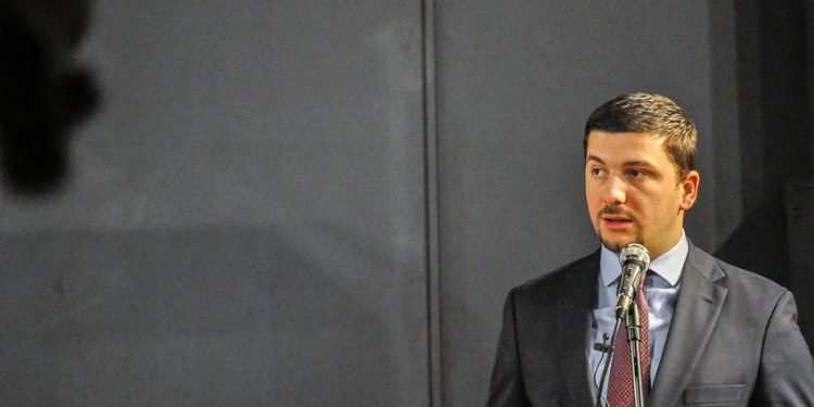 Krasniqi për betimin e kryetarëve në veri: Qeveria të mos fshehet, kandidatëve u kanë bërë presion