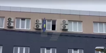 Flamuri i Kosovës vendoset në komunën e Leposaviqit pak minuta pasi hyn kryetari