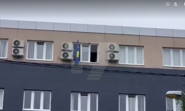 Flamuri i Kosovës vendoset në komunën e Leposaviqit pak minuta pasi hyn kryetari