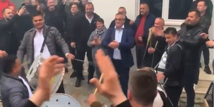 Me tupanë në shesh, socialistët e Tropojës festojnë fitoren e bashkisë
