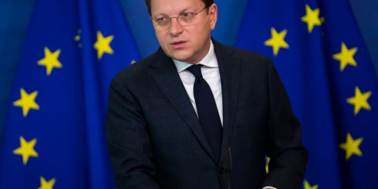 “Kosova dhe Serbia t’i zbatojnë pa vonesë obligimet e dialogut”, thotë komisionari evropian