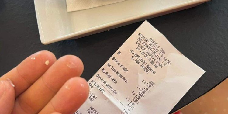 Qytetari: Gjeta copa xhami në akullore në “Prishtina Mall” (Foto)