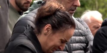 Me lot në sy, familjarët varrosin Jetmira Bekën në Zasellë të Mitrovicës – dyshohet se u vra nga ish-bashkëshorti i saj