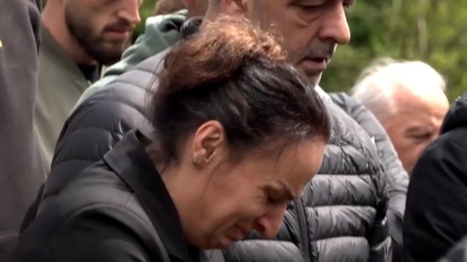 Me lot në sy, familjarët varrosin Jetmira Bekën në Zasellë të Mitrovicës – dyshohet se u vra nga ish-bashkëshorti i saj