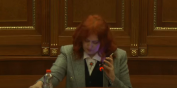 Eliza Hoxha për pak minuta e kthen Kuvendin në sallë koncertale, lëshon këngët e saj