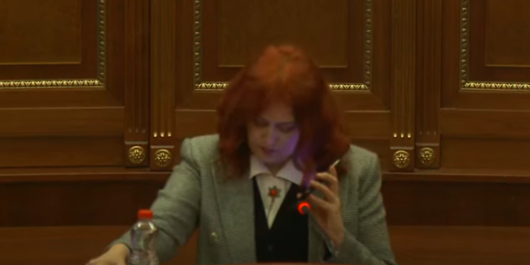 Eliza Hoxha për pak minuta e kthen Kuvendin në sallë koncertale, lëshon këngët e saj