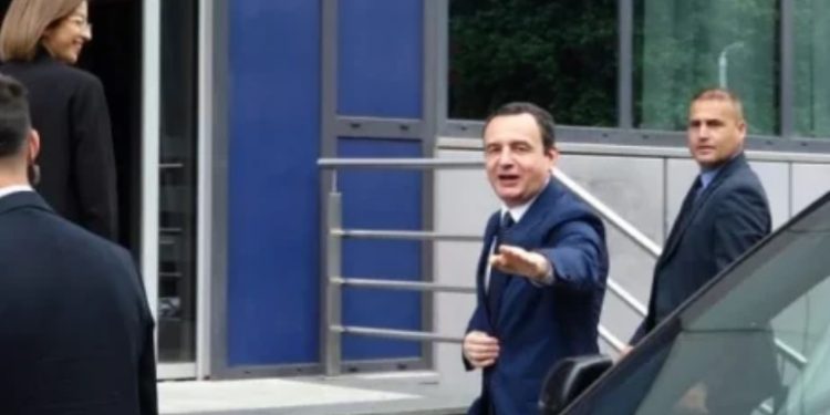 Kurti “mburret” me BMW-në e tij: Mirë i punojnë frenat