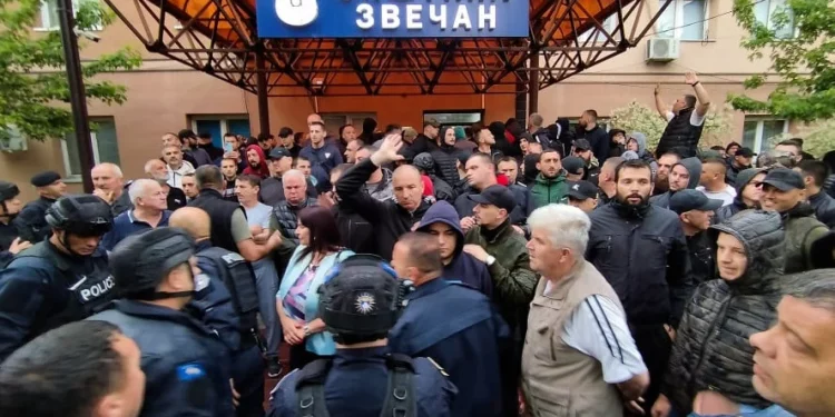 Policëve të Kosovës u dalin përpara serbët në hyrje të objektit të komunës së Zveçanit