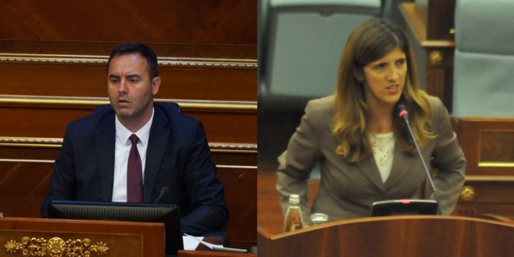 “Kush është kundër investimeve…”, “gabon njeri Gane” – Konjufca duartrokitet nga pozita, ‘qortohet’ nga opozita