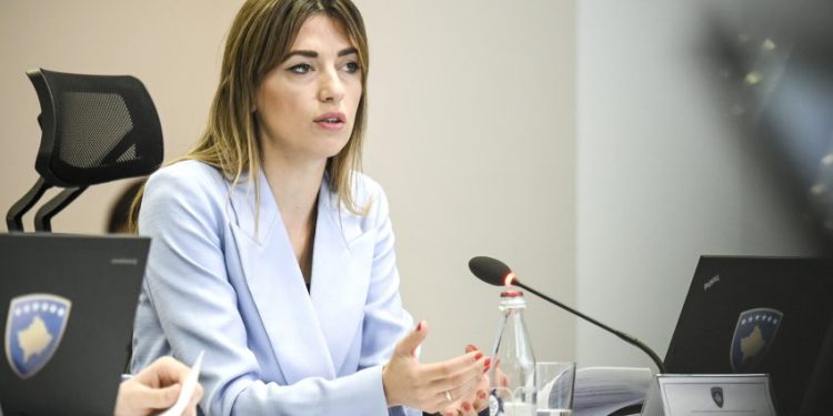 Haxhiu merr vendim për suspendimin e një përmbaruesi