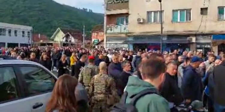 Përleshje mes protestuesve serb në Zubin Potok (video)