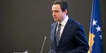 Kurti reagon pas përleshjeve në veri: Dënojmë dhunën ndaj policisë, KFOR-it dhe gazetarëve