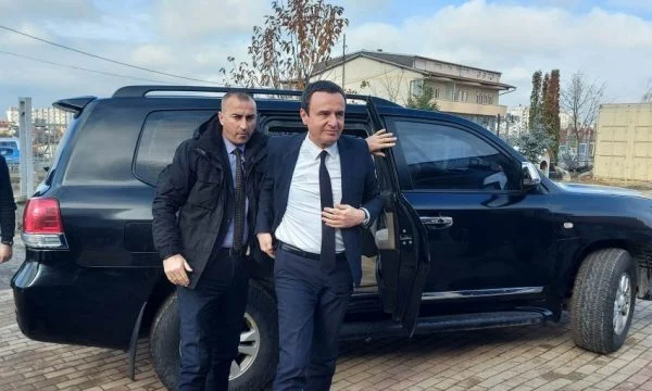 Kurti nga Vushtrria: Për zhvillimet në veri përgjigjemi në Prishtinë