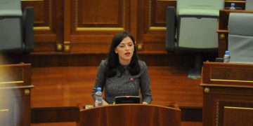 Albulena Haxhiu e lëshon një audio në Kuvend: PDK-ja dhe Hashim Thaçi kanë dashur ta amnistojnë Serbinë
