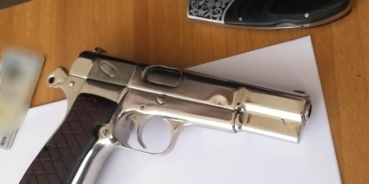 Kanosi një person në Kaçanik, arrestohet dhe i konfiskohet arma