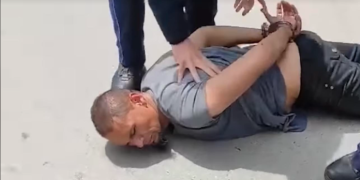 Arrestohet një kosovar në mes të ditës, dyshohet se vodhi – momenti kur lidhet nga Policia