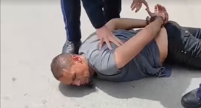 Arrestohet një kosovar në mes të ditës, dyshohet se vodhi – momenti kur lidhet nga Policia
