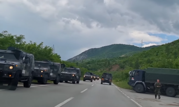 Një kolonë me automjete ushtarake të KFOR-it shihet duke shkuar drejt Zveçanit