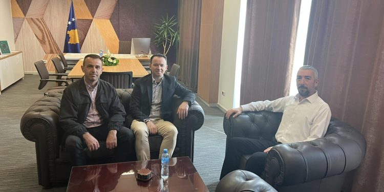 Pasi vizitoi kryetarin e Leposaviqit, Peci i shkon në zyrë kryetarit të Mitrovicës së Veriut: I ofrova mbështetje për sfidat që e presin