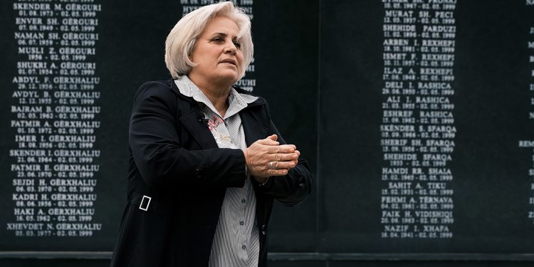 Bahrije Gërxhaliu: Vajza bërtiste oj mamë babin e kanë vra, djalin e shpëtova për një fije të flokut, policisë i dhashë letra në vend të markave për t`ma kthyer vajzën 2 vjeçe