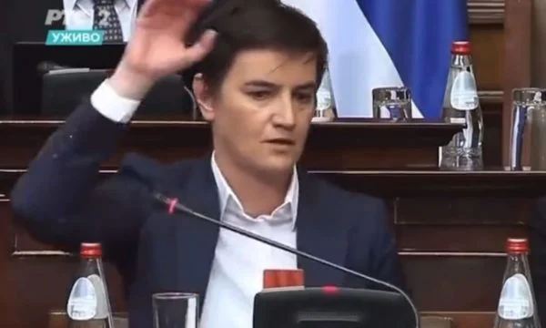 Nuk përmbahet Bërnabiq, godet me nervozë mikrofonin para saj