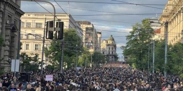 Përtej kufirit, serbët në këmbë e me autobusë për të mbështetur Vuçiqin