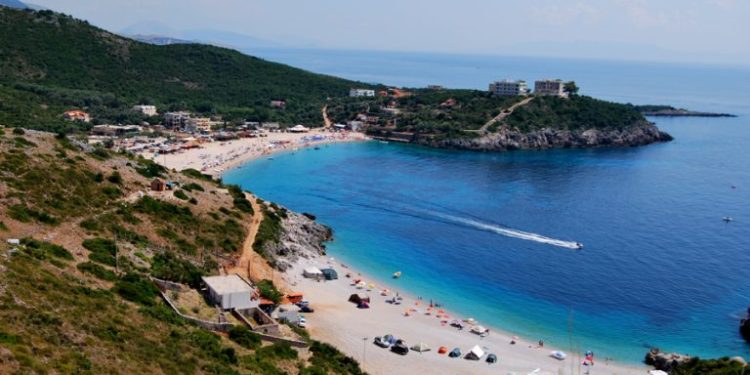 Shtrenjtohen pushimet e turistëve kosovar në bregdetin e Shqipërisë