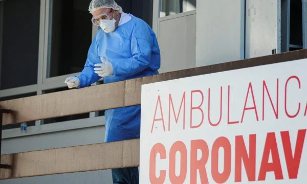 LAJM I RËNDË: Vdes një person që ishte i infektuar me Covid-19