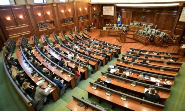 Shtyhet rezoluta e PDK-së për shkarkimin e ministres Hajdari, shkak mungesa e deputetëve