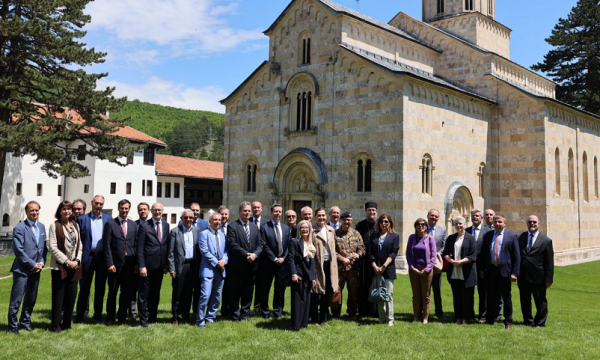 25 diplomatë vizitë Manastirit të Deçanit pasi QUINT i kërkoi Qeverisë t’ia regjistrojë 24 hektarët