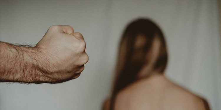 Një vajzë sulmohet nga babai i saj, mësuesja e raporton rastin në polici