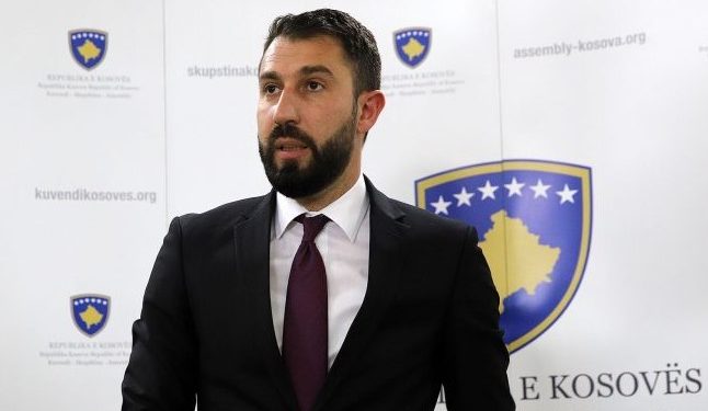 Elbert Krasniqi i reagon PDK-së: Kur zgjidhen kryetarët, biejnë poshtë uniformat partiake