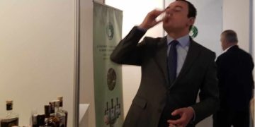 Kurti e “ndreq” me një gotë raki