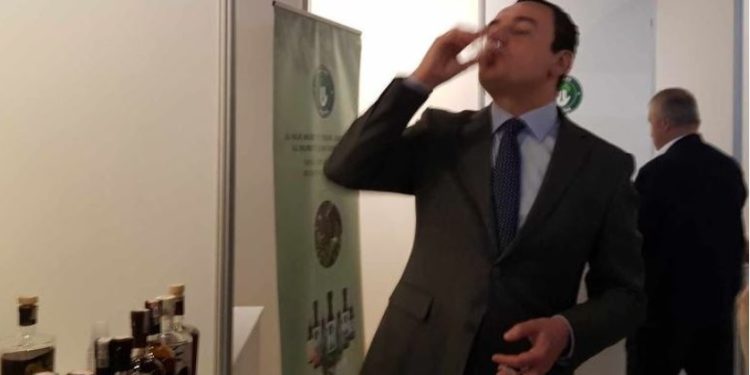 Kurti e “ndreq” me një gotë raki