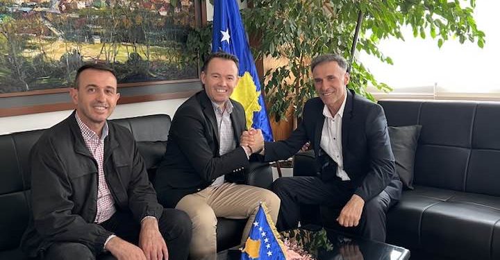 Peci i shkon në zyrë kryetarit të Leposaviqit dhe i premton përkrahje: “There’s is a new sherif in town”