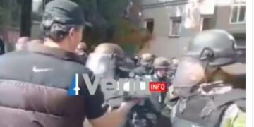 Protestuesi serb tenton t’i merr me të mirë pjesëtarët e KFOR-it në Zveçan duke iu ofruar ujë, ata e refuzojnë(VIDEO)