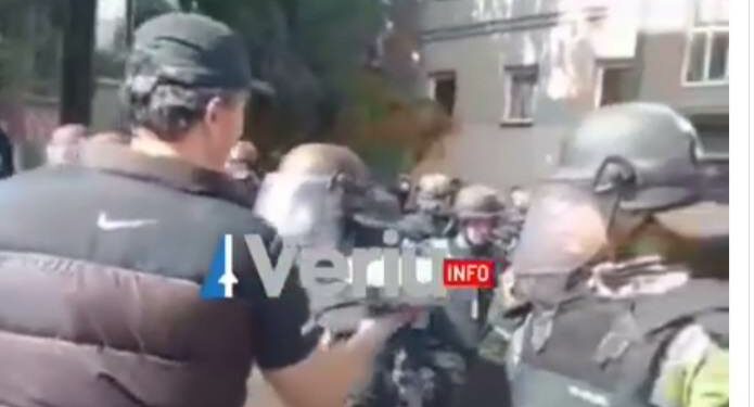 Protestuesi serb tenton t’i merr me të mirë pjesëtarët e KFOR-it në Zveçan duke iu ofruar ujë, ata e refuzojnë(VIDEO)