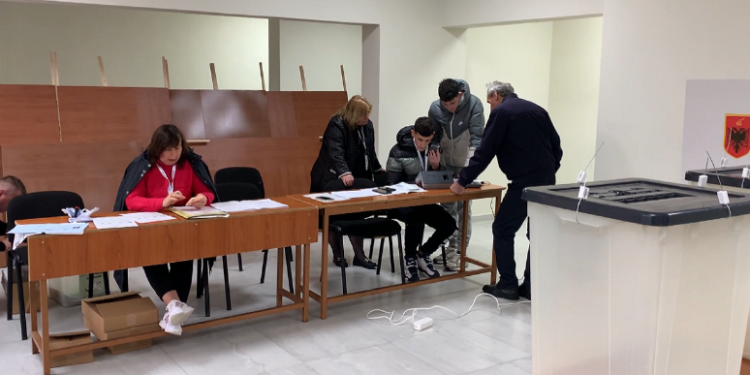 Zgjedhjet në Shqipëri, hasen probleme me identifikimin elektronik në shumë zona