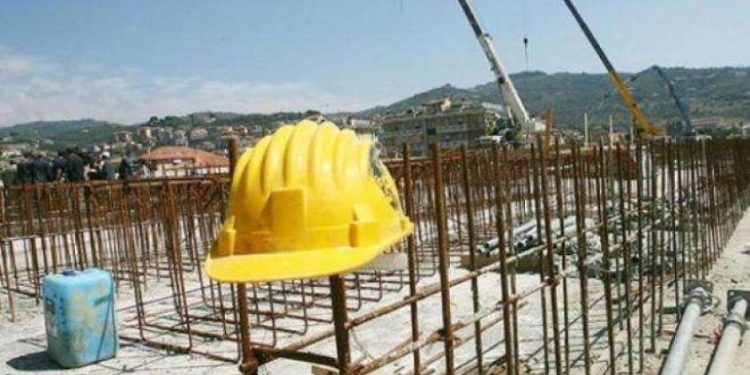 E DHIMBSHME: Vdes një punëtor 19-vjeçar në Prizren, ra nga skelet sa ishte duke punuar