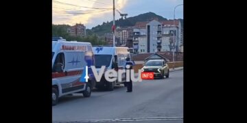 VERIUINFO sjell pamje ekskluzive: Policia po legjitimon të gjithë personat në autoambulanca që po vijnë nga Zveçani në Mitrovicën Veriore