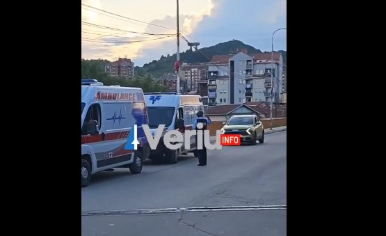 VERIUINFO sjell pamje ekskluzive: Policia po legjitimon të gjithë personat në autoambulanca që po vijnë nga Zveçani në Mitrovicën Veriore