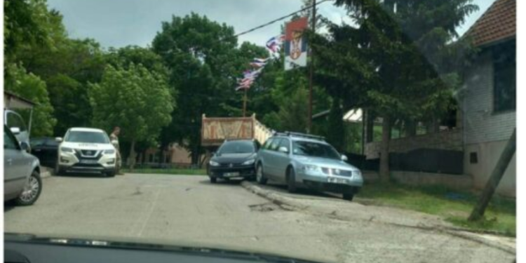 LAJMI I FUNDIT: Vendosen kamionë afër objektit të Komunës së Leposaviqit