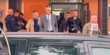 Kryetari i Zveçanit kryen orarin e punës, largohet nga objekti nën masa të rrepta sigurie