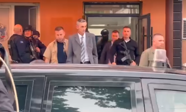 Kryetari i Zveçanit kryen orarin e punës, largohet nga objekti nën masa të rrepta sigurie